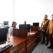 Kepala Bapenda Gunung Mas Edison bersama Kabidnya Kaperdo sedang mengecek kegiatan di mall pelayanan publik, Selasa (21/05/2024).