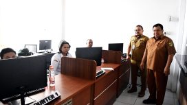 Kepala Bapenda Gunung Mas Edison bersama Kabidnya Kaperdo sedang mengecek kegiatan di mall pelayanan publik, Selasa (21/05/2024).