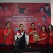 Bakal Calon Wakil Bupati Lily Rusnikasi sedang menyerakan berkasnya ke Ketua DPC Partai PDIP Gunung Mas Akerman Sahidar di sekretariat PDIP setempat, Sabtu (18/05/2024).