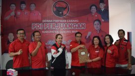 Bakal Calon Wakil Bupati Lily Rusnikasi sedang menyerakan berkasnya ke Ketua DPC Partai PDIP Gunung Mas Akerman Sahidar di sekretariat PDIP setempat, Sabtu (18/05/2024).