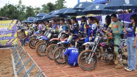 Puluhan Croser sedang ingin balap di sirkuit Antang Sakti Kurun, Minggu (05/05/2024) siang.
