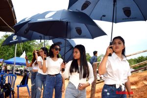 Gadis Payung “Bawi Dayak” Berparas Ayu Segarkan Laga Event 