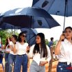 Tampak gadis payung sedang inggin ke tempat croser yang akan memayungi pembalab di sirkuit Antang Sakti, Sabtu (04/05/2024).