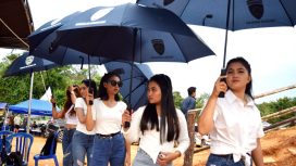 Tampak gadis payung sedang inggin ke tempat croser yang akan memayungi pembalab di sirkuit Antang Sakti, Sabtu (04/05/2024).