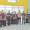 Bupati Gunung Mas Jaya S Monong beserta Wakilnya Efrensia didampingi Kapolres AKBP Theodorus Priyo Santosa, Kepala DPMPTSP Harpaseno dan sejumlah pejabat lainnya sedang membuka tirai tanda dimulai kegiatan di MPP ini, Sabtu (25/05/2024).
