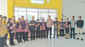 Bupati Gunung Mas Jaya S Monong beserta Wakilnya Efrensia didampingi Kapolres AKBP Theodorus Priyo Santosa, Kepala DPMPTSP Harpaseno dan sejumlah pejabat lainnya sedang membuka tirai tanda dimulai kegiatan di MPP ini, Sabtu (25/05/2024).