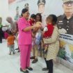 Ketua Bhayangkari Cabang Katingan Mika Putu. Saat memberikan bingkisan kepada ibu dan anak yang ikut Gebyar Posyandu Presisi