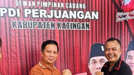 Bakal Calon Bupati Suhaemi saat mengambil formulir pendaftaran di Sekretariat DPC PDI-P Kasongan