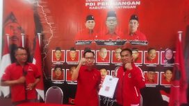 Marwan Susanto Bendahara DPC PDI -P menerima Berkas Pendaftaran Bakal Valon Bupati Katingan. Sakariyas. 