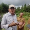 Mayjen TNI Purn L Pusung saat meninjau Lokasi Pembangunan Unit Kesehatan di dampingi Asisten I Setda Kabupaten Katingan. Hariawan