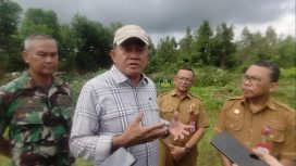 Mayjen TNI Purn L Pusung saat meninjau Lokasi Pembangunan Unit Kesehatan di dampingi Asisten I Setda Kabupaten Katingan. Hariawan