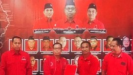 Ketua DPC PDI-P Kabupaten Katingan Sakariyas menerima berkas pendaftaran Bakal Calon Bupati Katingan Marwan Susanto