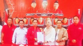 Ketua DPC PDI-P Kabupaten Katingan Sakariyas menerima berkas pendaftaran Endang Susilowati sebagai bakal calon wakil bupati Katingan