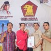 Ketua Gerindra Kabupaten Katingan Budi Hermanto saat menerima berkas pendaftaran Sakariyas Ketua SPC PDI-P Kabupaten Katingan