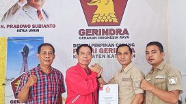 Ketua Gerindra Kabupaten Katingan Budi Hermanto saat menerima berkas pendaftaran Sakariyas Ketua SPC PDI-P Kabupaten Katingan