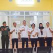 MENINJAU: Bupati Gunung Mas Jaya S Monong didampingi Wakil Bupati Efrensia LP Umbing saat melakukan peninjauan di sejumlah gerai yang ada di Pasar Baru, Rabu (22/05/2024) lalu.