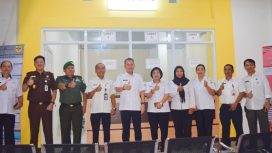 MENINJAU: Bupati Gunung Mas Jaya S Monong didampingi Wakil Bupati Efrensia LP Umbing saat melakukan peninjauan di sejumlah gerai yang ada di Pasar Baru, Rabu (22/05/2024) lalu.