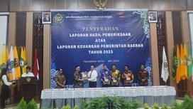 Pj Bupati Katingan. Saiful. Saat menerima LHP dari BPK-RI Perwakilan Kalimantan Tengah atas LKPD 2023 yang mendapat Opini WTP Ke-VIII