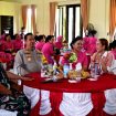 Anggota DPRD Gunung Mas Nomi Aprilia sedang menghadiri acara pisah sambut, Bersama Kapolres AKBP Theo, Wakapolres Kompol Tri dan sejumlah pejabat lain di Mapolres Gunung Mas, Selasa (30/4/2024).