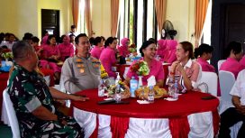 Anggota DPRD Gunung Mas Nomi Aprilia sedang menghadiri acara pisah sambut, Bersama Kapolres AKBP Theo, Wakapolres Kompol Tri dan sejumlah pejabat lain di Mapolres Gunung Mas, Selasa (30/4/2024).