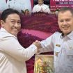 Bupati Gunung Mas Jaya S Monong tengah menerima penghargaan dari Wabup Kalteng H Edie Pratowo di Palangka Raya.