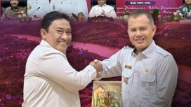 Bupati Gunung Mas Jaya S Monong tengah menerima penghargaan dari Wabup Kalteng H Edie Pratowo di Palangka Raya.