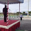 Kepala Disdikpora Aprianto, saat menjadi indpektur upacara dalam momentum peringatan Hadiknas di Halaman Kantor Bupati Gumas, Kamis (2/4/2024).