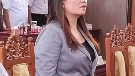 Anggota DPRD Gunung Mas Dewi Sari sedang mengikuti kegiatan rapat paripurna.