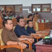Anggota DPRD Gunung Mas Espriadi,(satu kanan) bersama koleganya tengan serius iikuti rapat paripurna dewan.