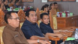 Anggota DPRD Gunung Mas Espriadi,(satu kanan) bersama koleganya tengan serius iikuti rapat paripurna dewan.