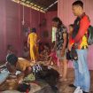 Kapolsek Kahayan Hulu Utara Ipda Muklisin dan anggota sedang mendatangi tempat keluarga korban yang ada di Desa Harowu, Kamis (2/5/2024).
