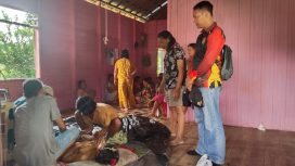 Kapolsek Kahayan Hulu Utara Ipda Muklisin dan anggota sedang mendatangi tempat keluarga korban yang ada di Desa Harowu, Kamis (2/5/2024).
