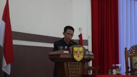 Anggota DPRD Gunung Mas Espriadi tengah menyampaikan pandangan umum fraksi.