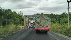 Tampak Jembatan di daerah Desa Karitak yang rusak dan sebabkan antrian cukup panjang, Kamis (02/5/2024) kemarin.