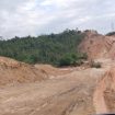 Jalan Kurun Linau kilometer 29 masih mengalami kerusakan dan masih belum ditangani, belum lama ini.