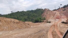 Jalan Kurun Linau kilometer 29 masih mengalami kerusakan dan masih belum ditangani, belum lama ini.