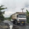 Truk muatan besar melebihi tonase jalan dan bebas melintas di Jalan Kurun Palangka Raya. Selasa (07/05/2024).