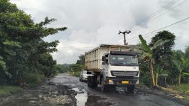 Truk muatan besar melebihi tonase jalan dan bebas melintas di Jalan Kurun Palangka Raya. Selasa (07/05/2024).