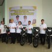 Bupati Gunung Mas Jaya S Monong, didampingi Wakilnya Efrensia LP Umbing, Kepala DPMD Yulius saat menyerahkan motor dan unit mobil di GPU Damang Batu, Rabu (9/5/2024).