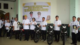Bupati Gunung Mas Jaya S Monong, didampingi Wakilnya Efrensia LP Umbing, Kepala DPMD Yulius saat menyerahkan motor dan unit mobil di GPU Damang Batu, Rabu (9/5/2024).