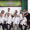 Sekda Gunung Mas Richard FL bersama Dosen LPPM- UKPR Kisno Hadi dan pejabat setempat sedang melakukan foto sesi bersama di aula Bapperida, Rabu (15/5/2024).