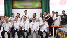 Sekda Gunung Mas Richard FL bersama Dosen LPPM- UKPR Kisno Hadi dan pejabat setempat sedang melakukan foto sesi bersama di aula Bapperida, Rabu (15/5/2024).