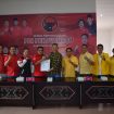 Ketua DPD Partai Golkar Gunung Mas Jaya S Monong saat menyerahkan berkas pendaftaran ke Ketua DPC PDIP Akerman Sahidar, Sekretaris Nomi Aprilia dan jajaran di kantor PDIP setempat, Sabtu (18/05/2024).