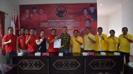 Ketua DPD Partai Golkar Gunung Mas Jaya S Monong saat menyerahkan berkas pendaftaran ke Ketua DPC PDIP Akerman Sahidar, Sekretaris Nomi Aprilia dan jajaran di kantor PDIP setempat, Sabtu (18/05/2024).