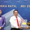 Wakil Ketua DPRD Gunung Mas Binartha saat menerima LHP dari BPK RI di Palangka Raya, Senin (27/05/2024).