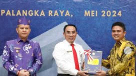 Wakil Ketua DPRD Gunung Mas Binartha saat menerima LHP dari BPK RI di Palangka Raya, Senin (27/05/2024).