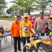 Sekda Gunung Mas Richard FL bersama Kapolres AKBP Theodorus P Santosa dan Kepala BPBD Champili dan sejumlah pejabat terkait sedang melakukan pengecekan sarpras di depan kantor setempat, Kamis (30/05/2024).