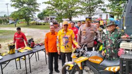 Sekda Gunung Mas Richard FL bersama Kapolres AKBP Theodorus P Santosa dan Kepala BPBD Champili dan sejumlah pejabat terkait sedang melakukan pengecekan sarpras di depan kantor setempat, Kamis (30/05/2024).