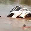 FOTO : Dokumentasi saat korban Iyo saat ingin membantu Kapolsek Katingan Hulu yang terjebak dalam mobil fortuner.