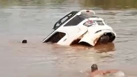 FOTO : Dokumentasi saat korban Iyo saat ingin membantu Kapolsek Katingan Hulu yang terjebak dalam mobil fortuner.